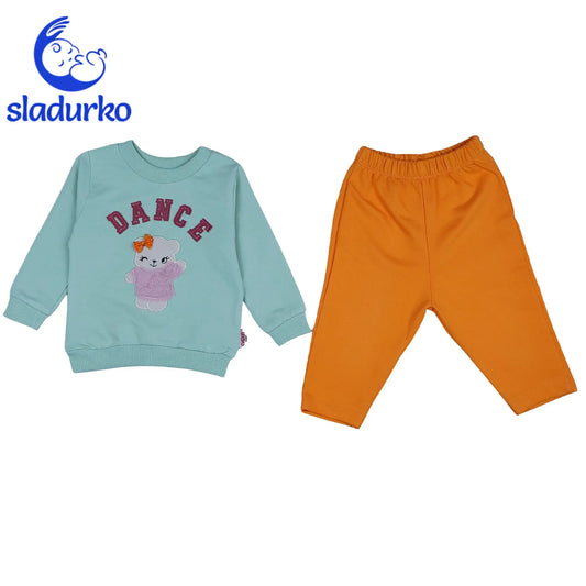 Злена блузка и оранжеви панталонки за момиче