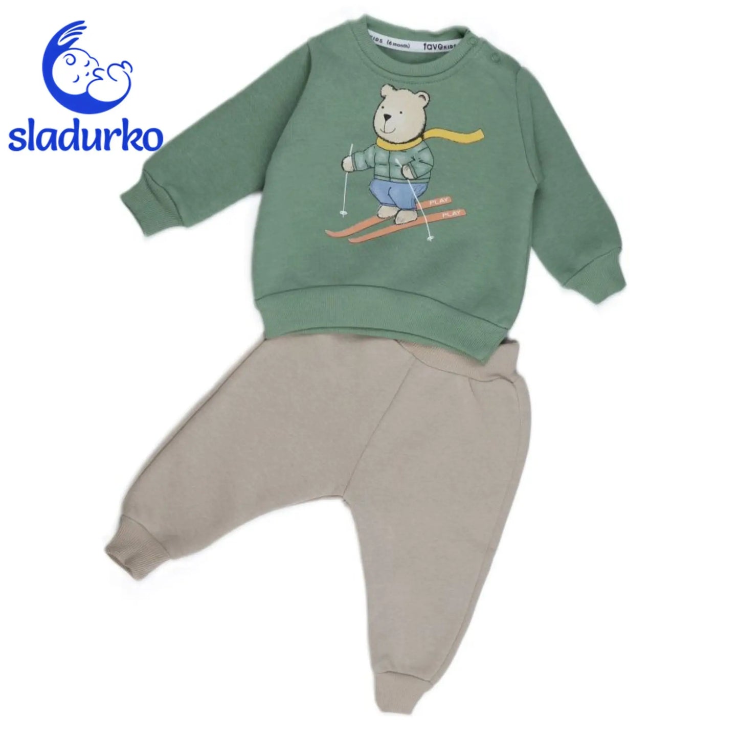 Комплект две части ватиран за момче с апликация мече на ски