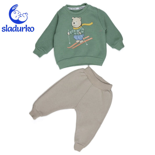 Комплект две части ватиран за момче с апликация мече на ски