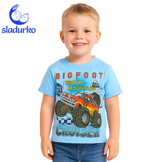 Стилна светлосиня тениска с джип за малките любители на приключения!