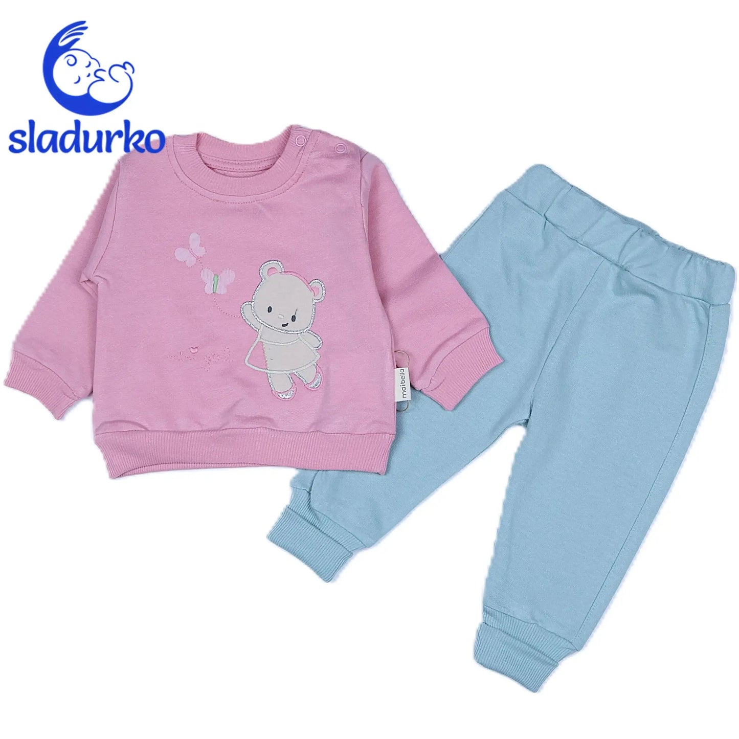 Розова блузка с мече и зелени панталони