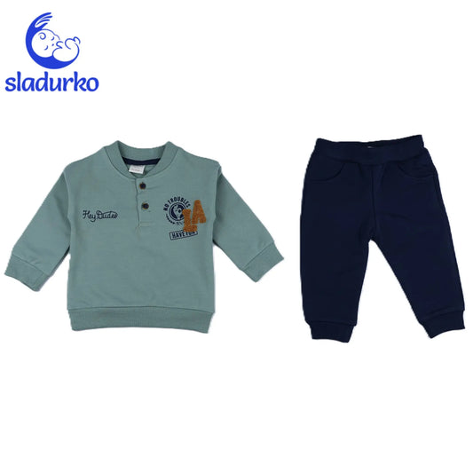 Зелена блузка и тъмно сини панталони за момчета