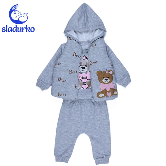 Комплект за момиче, състоящ се от три части – блузка с дълъг ръкав, елек и панталонки.