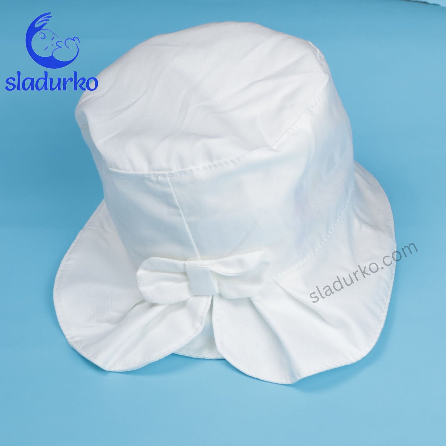 Елегантна Бяла Лятна Шапка за Момиче – Стил и Защита за Слънчевите Дни