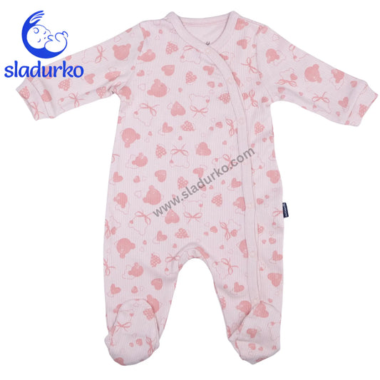 Детски гащеризон с крачета и странично закопчаване „Мече и сърчица“ – розово